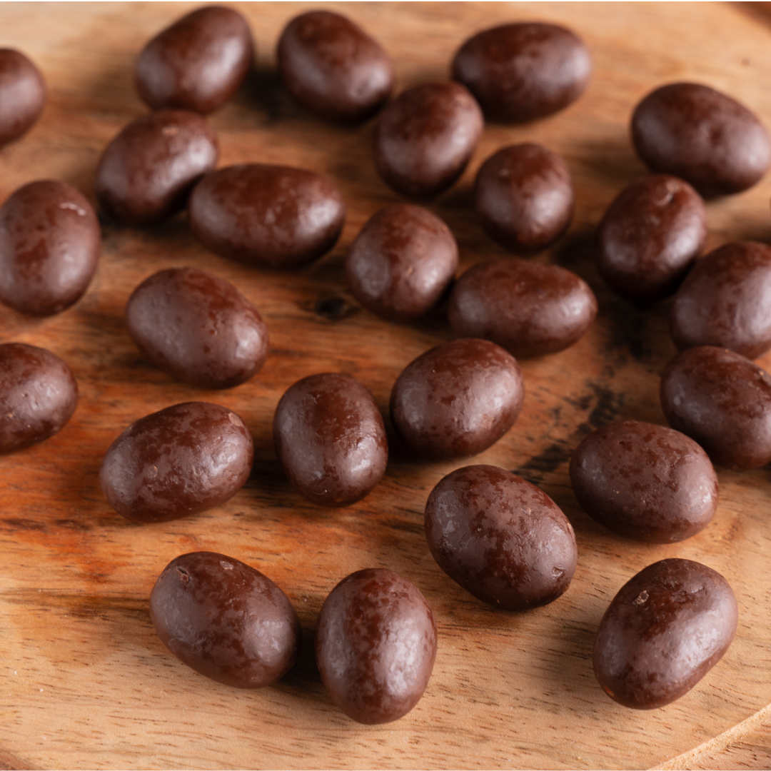 Gourmet almond dragees with smooth chocolate coating
