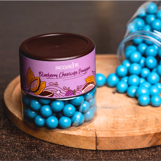 Crunchy cheesecake-filled dragees coated in velvety chocolate